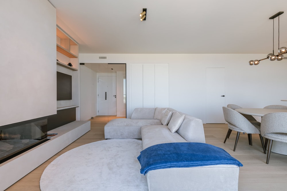 Huswell - Minimalist Coastal Luxury Panoramic View