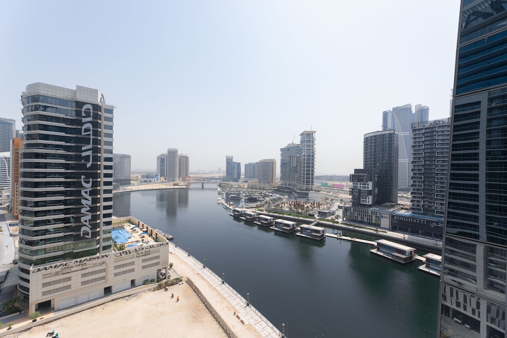 SIMPLY COMFORT Urban Chic Suites in J One Tower City & Canal Views