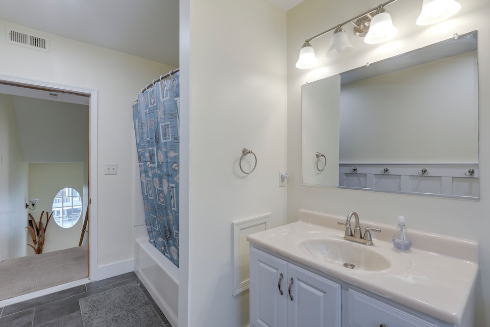 < 1/2 Mi to Boardwalk: Roomy Wildwood Retreat!