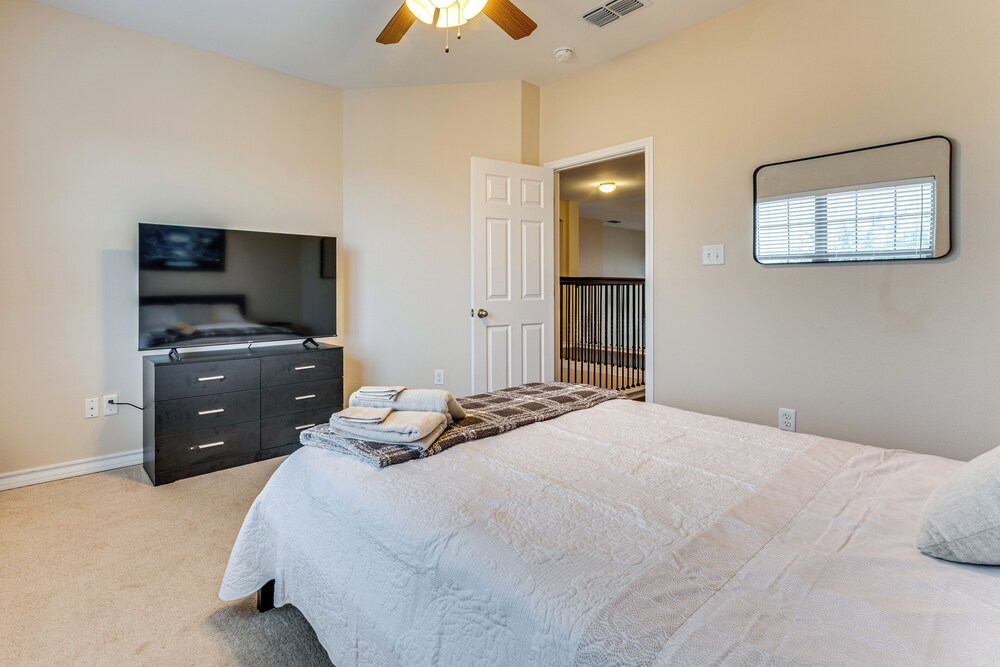 7 Mi to Lake Casa Blanca: Laredo Family Home!