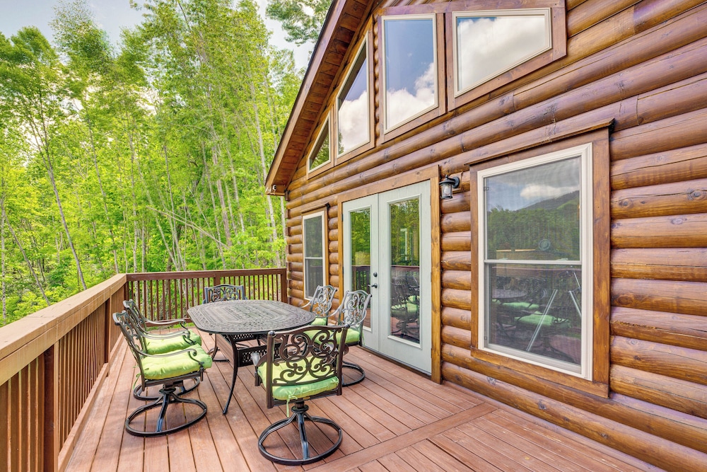 Lakefront Cabin in Elk Park w/ Hot Tub & Mtn Views