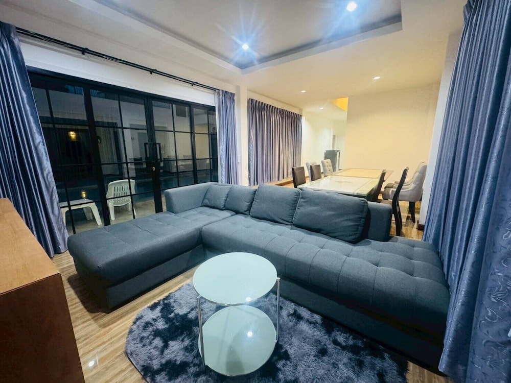 Level FIVE pool villa Pattaya