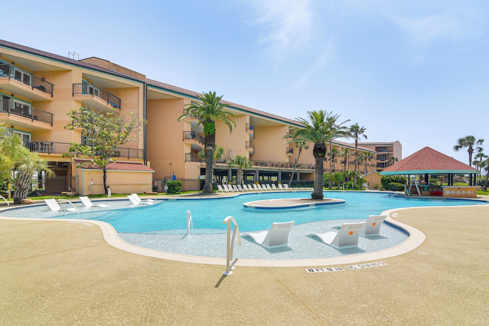 Walk to Beach: Pool-view Condo in Galveston!