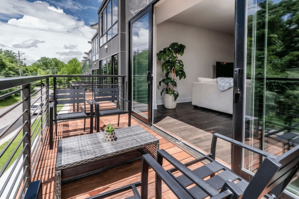 Luxe 4bdr w/ Balcony & Parking, 10 Mins to Broadway 9th Avenue by Avantstay
