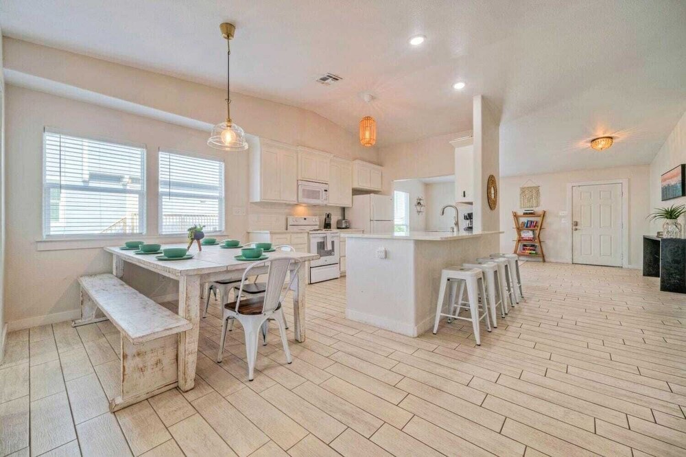 Sleeps 20! 2 Homes Near the Beach, Private Pools, Gameroom, Large Family Retreat
