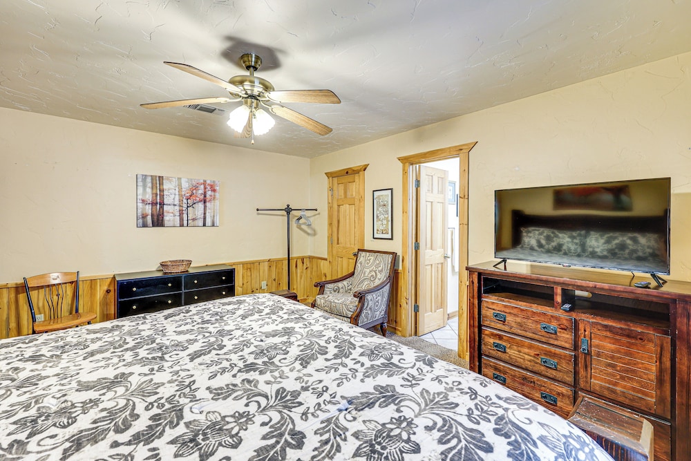 < 3 Mi to Broken Bow Lake: Hot Tub Haven!
