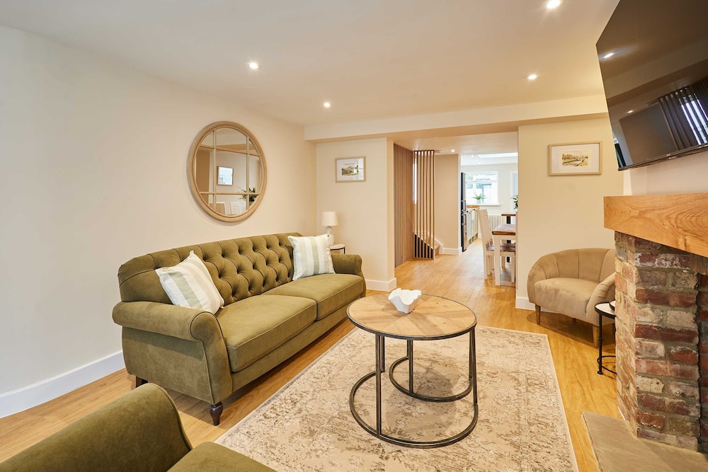 Host Stay Ginger Bread Cottage