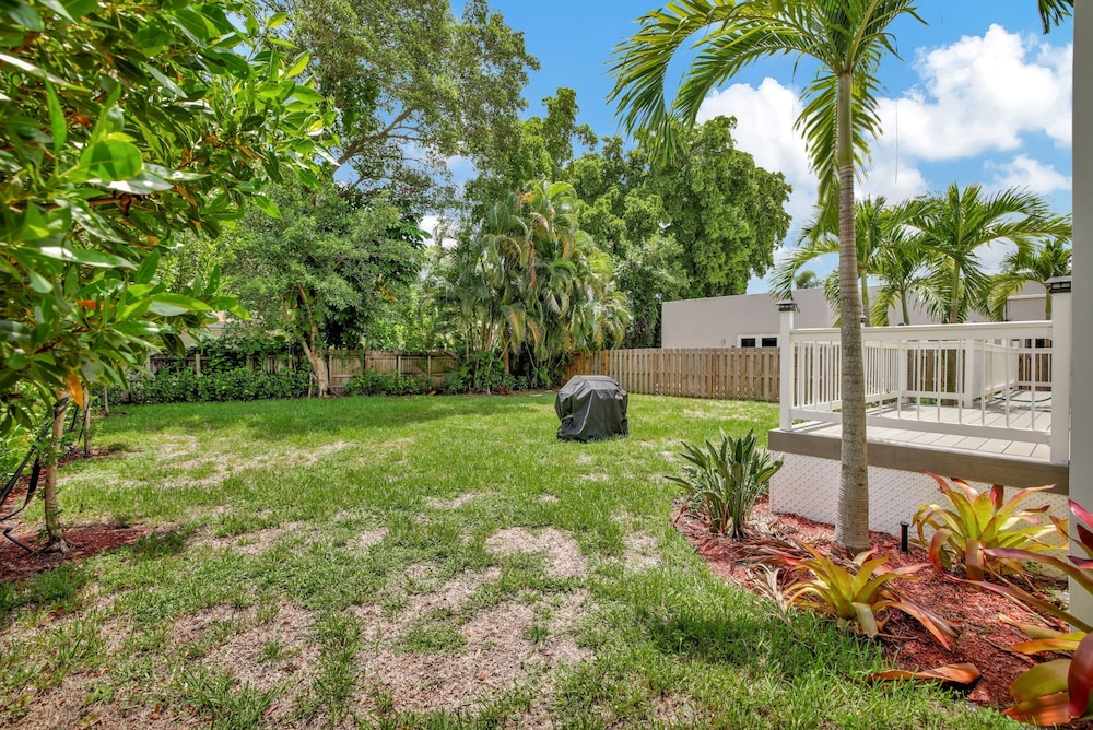 Sunshine Getaway Sleeps 4!