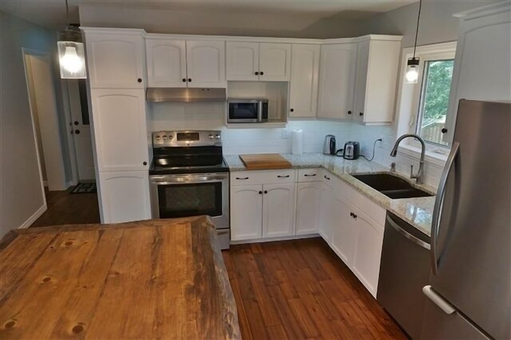 433 Kamaniskeg Lake 3 Bedroom Cottage