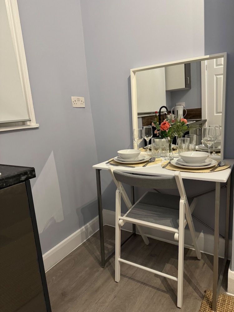 Studio - Sleeps 2 - Parking - Close to Paddington