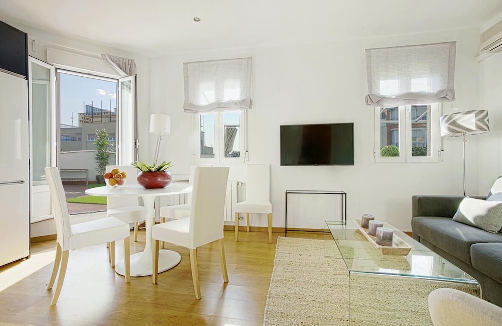 Beautifuly Decorated 2 Bd Apart With Private Terrace, Reina Sofia view 5