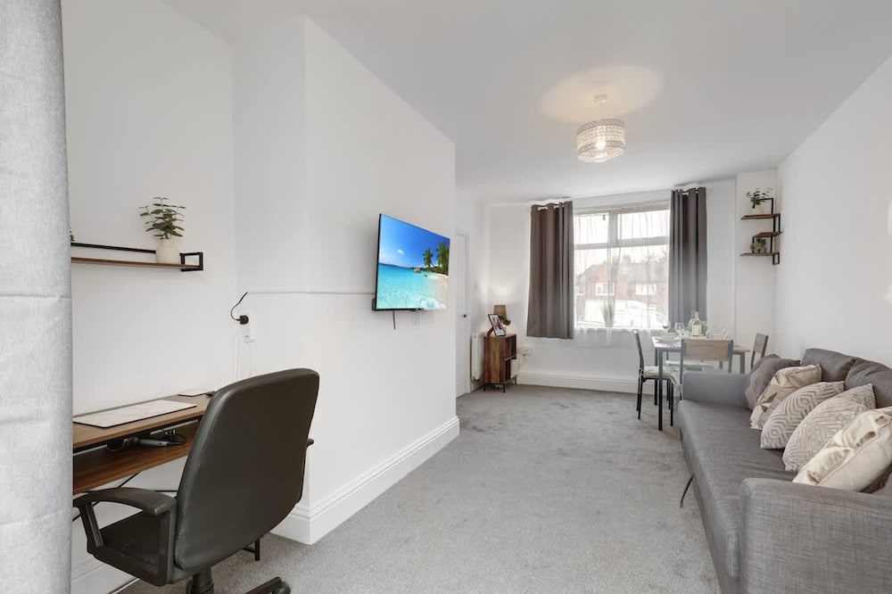 3 Bedroom House With Free Parking