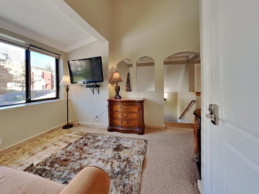 Deluxe Condo with Fireplace (Unit 623 at 1849)