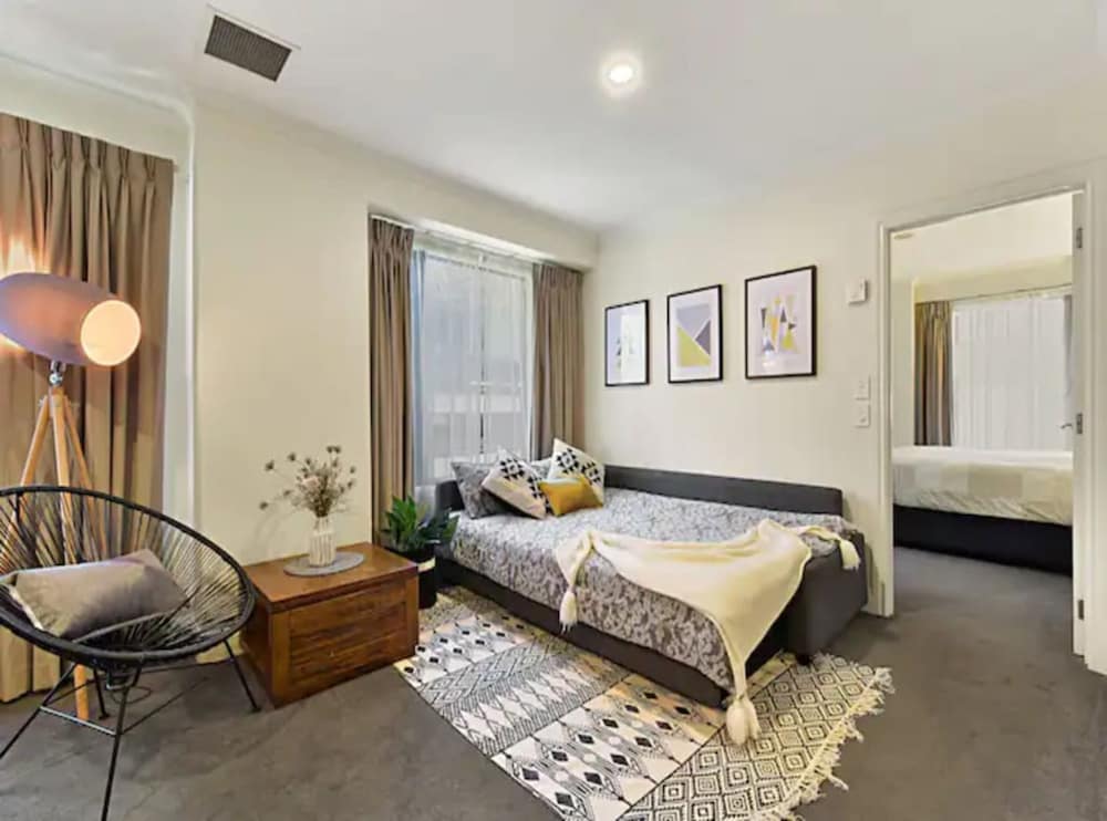 Spacious Retreat On Queen Street With Gym And Pool view 3