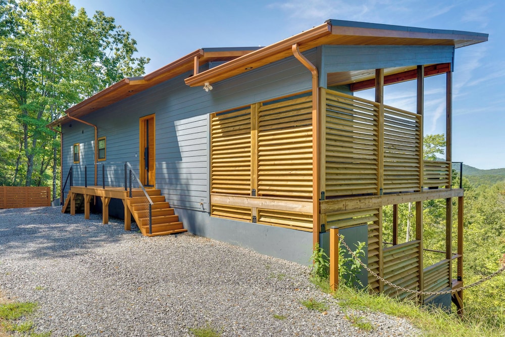 Mtn-view Decks & Fire Pit: Quiet Brasstown Escape