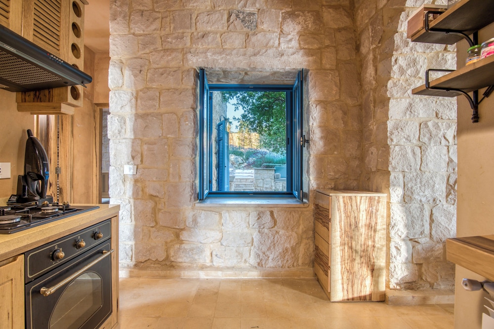 Red Oak House With Garden & Terrace in Assia, Batroun