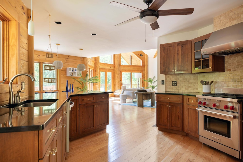 Luxury Private Estate w Pool Near Rhinebeck