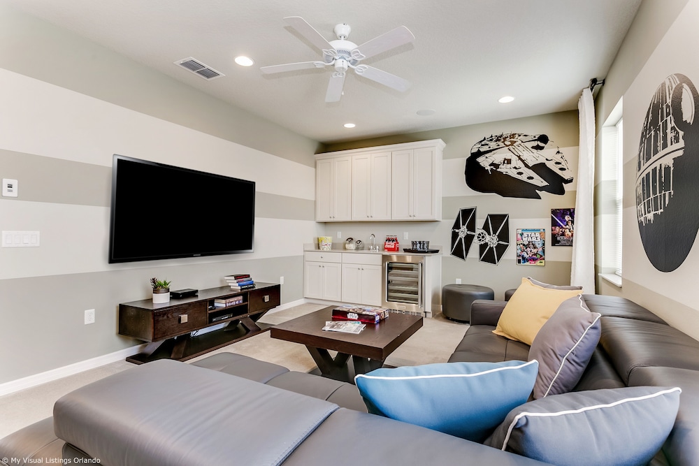Spacious Home w/ Private Pool/spa! Sleeps 21