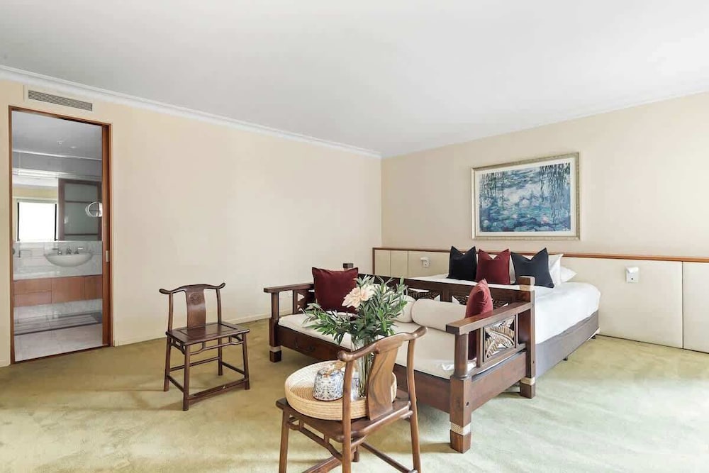 Stylish & Cozy 4BR Retreat With Free Parking