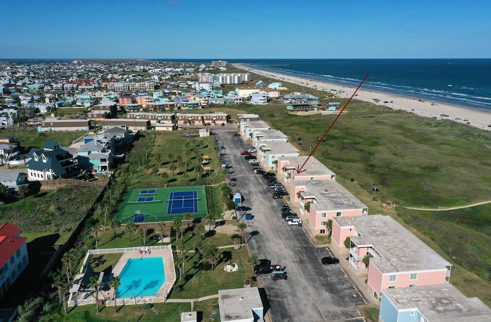 Oceanfront Condo w/ Private Balcony Pool + Tennis Bubbly Blew by Avantstay view 3