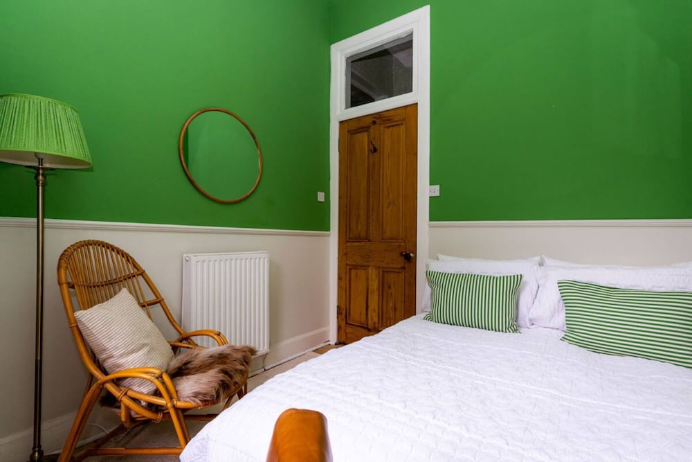 Eclectic 1 Bedroom Apartment in Edinburgh, New Town view 5