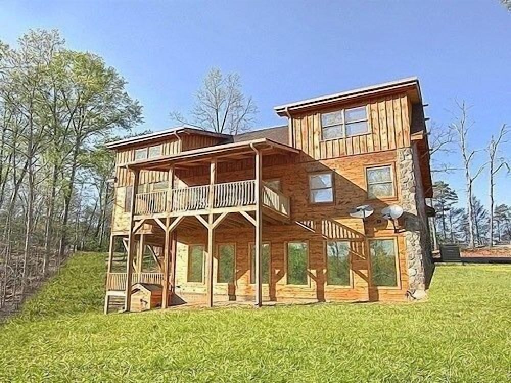 Majestic Springs Lodge 3 Bedroom Cabin by RedAwning
