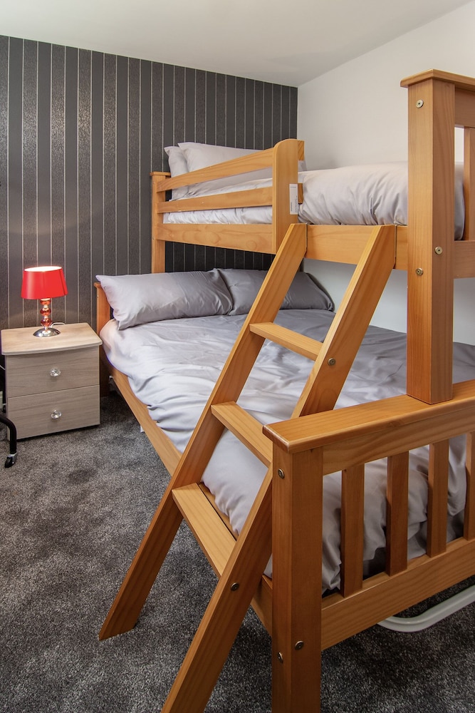 2 Bedrooms Sleeps 7 Near Top Blackpool Attractions view 4