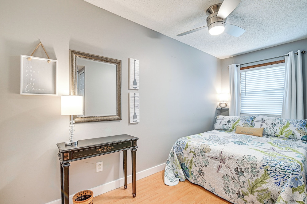 Walk to Beach: Condo w/ Balcony in Murrells Inlet!