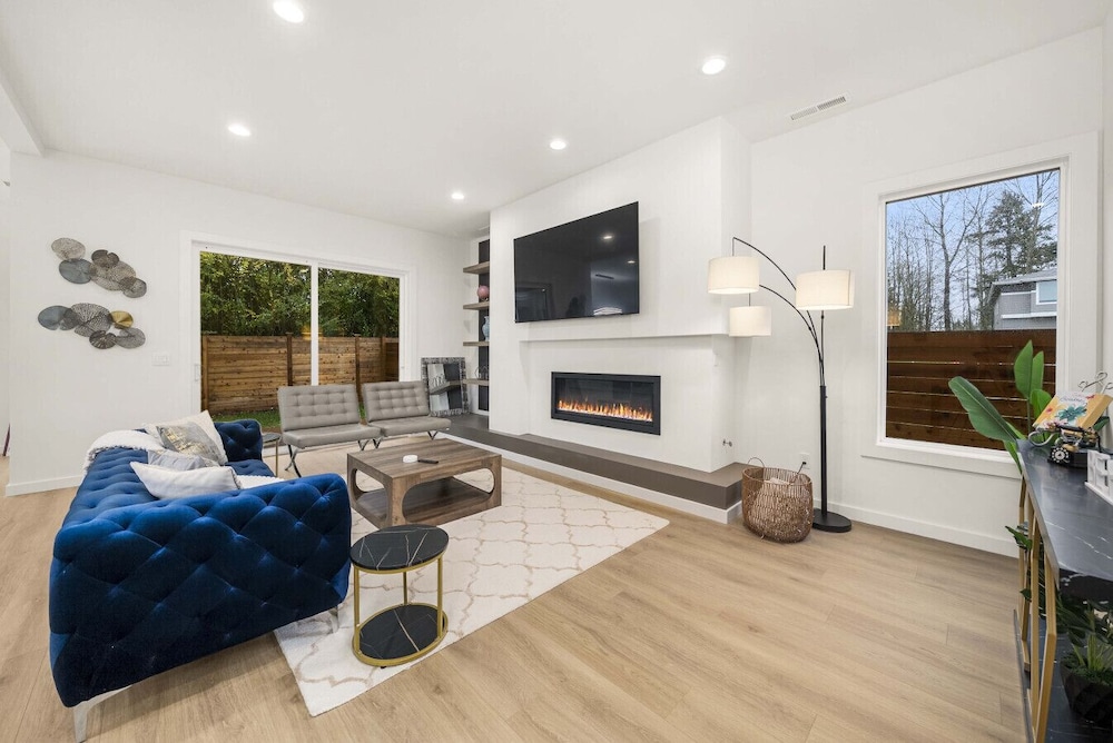 Brand New 5BR Home Fenced Yard Ample Parking