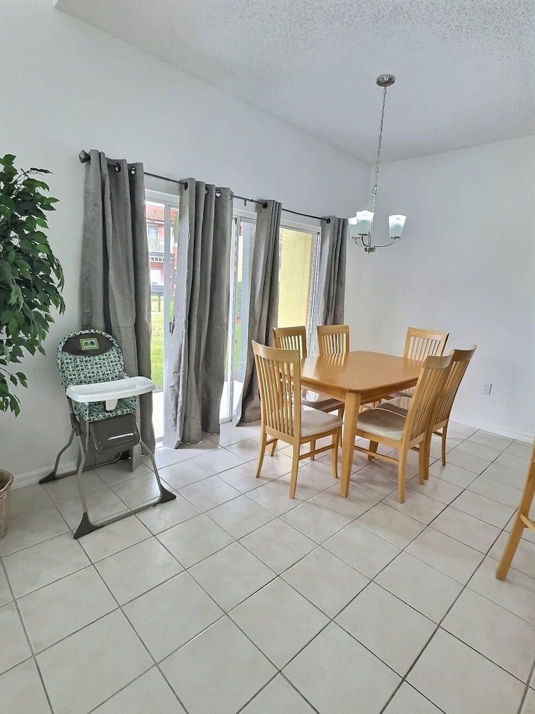 3BR Townhome Lake Berkley - Near Disney