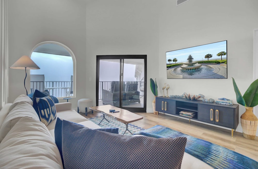 516 Seascape Oceanfront Condo With Pool Access in Wild Dunes