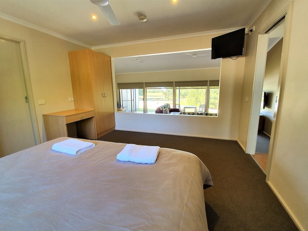 Waterfront Retreat At Wattle Point