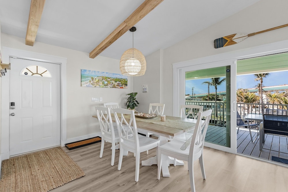 265 Beautiful Canal Front Pool Home 3 Bedroom Home