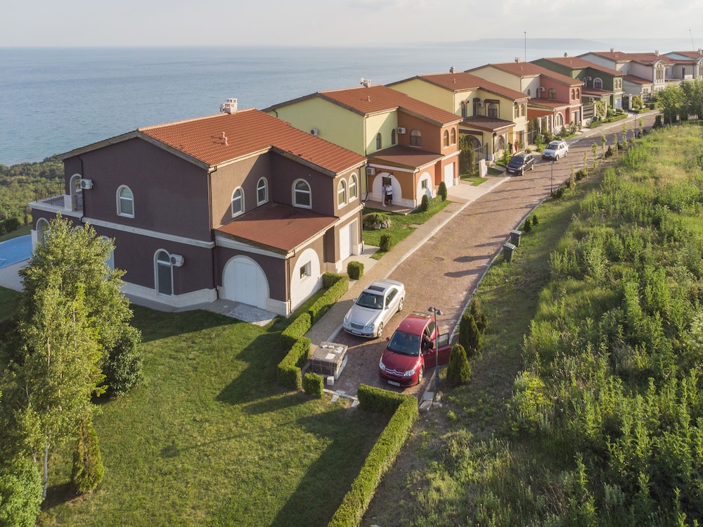 Lighthouse Luxe Estate Apart & Villas