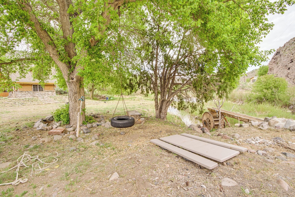 Creekside Cabin w/ Deck & Views in Panguitch!