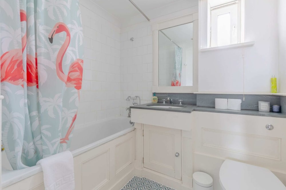 Scandi-style 2BD Maisonette W/garden Brick Lane!