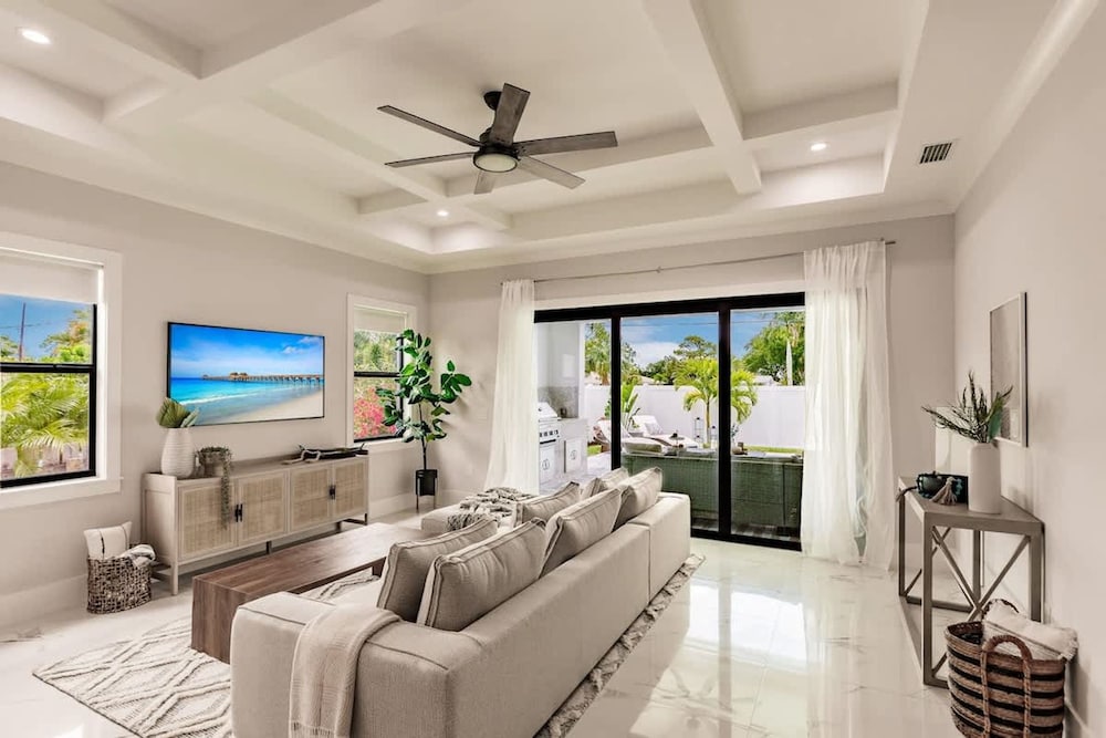 Luxurious Naples 4BR w Pool by Vanderbilt Beach