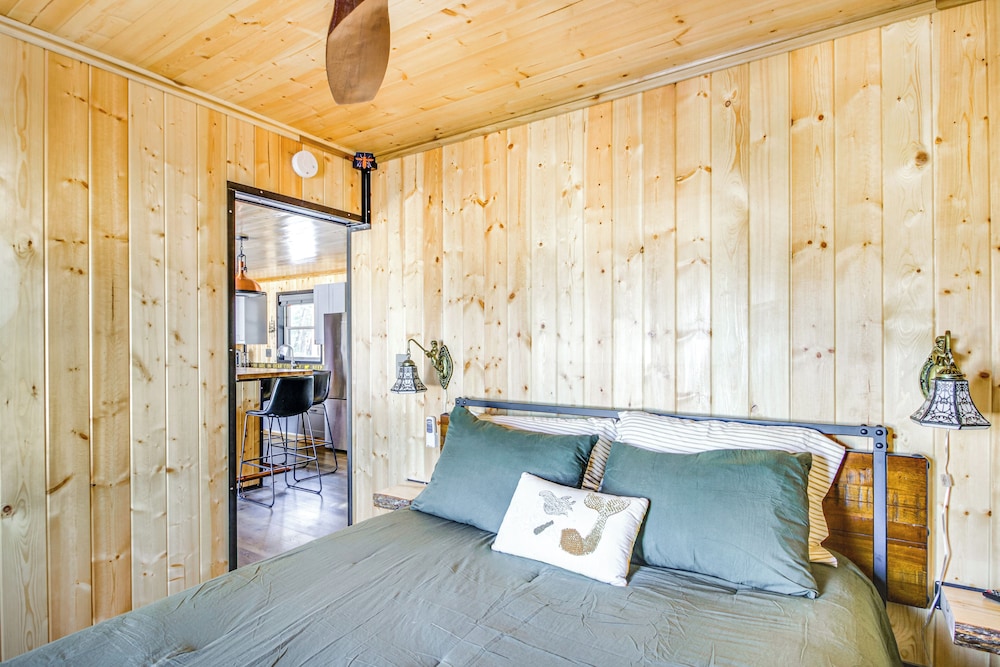 Lakefront Cabin on Lake Vermilion: Dock, Boat Lift