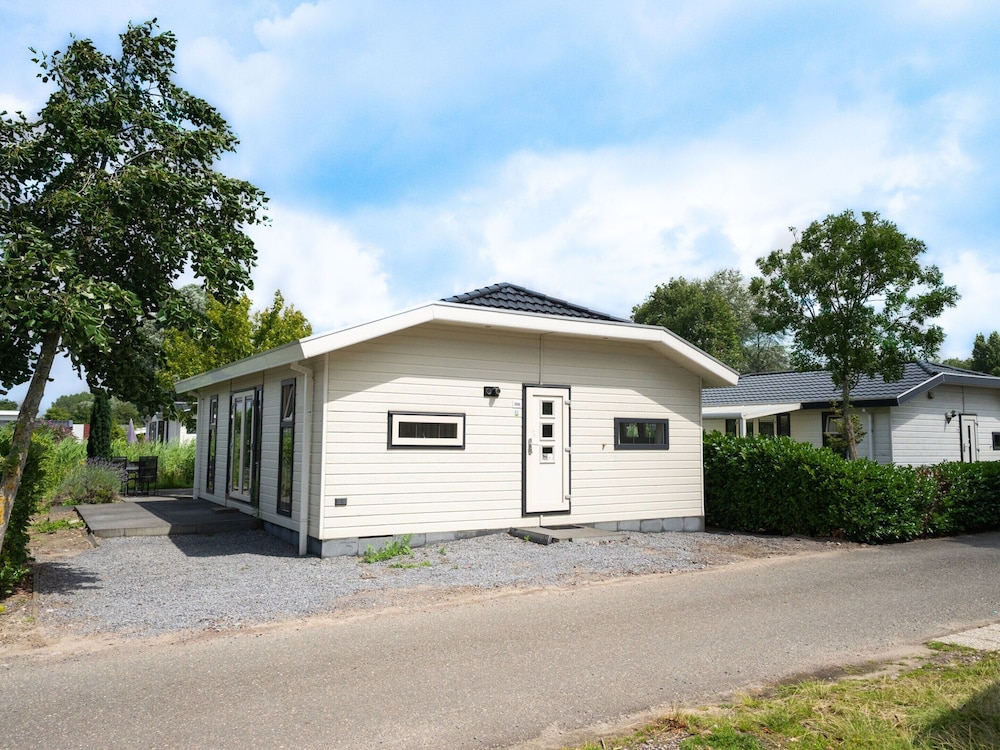 Well-kept Chalet not far From the Biesbosch view 5