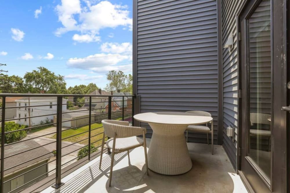 Work Of Art -3 Bedroom Elegant Townhome-columbus