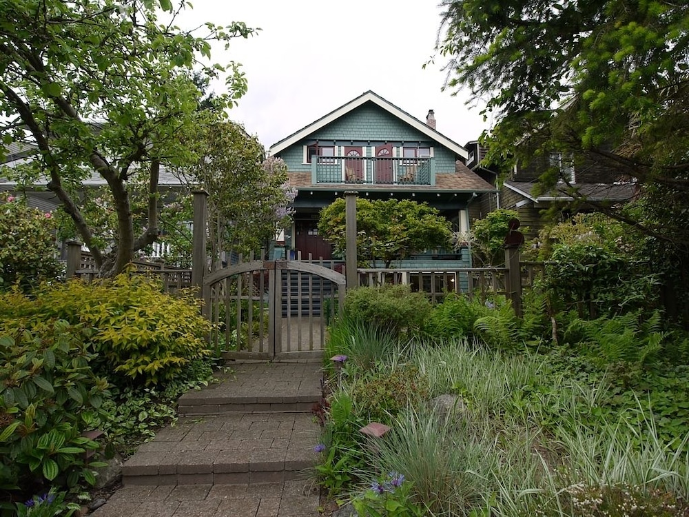 A Suite at Kitsilano Cottage