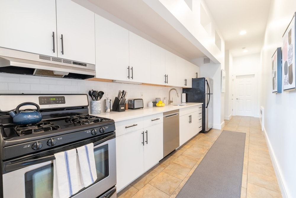 Cypress Court II by Rove Travel 1BR Harlem Apt