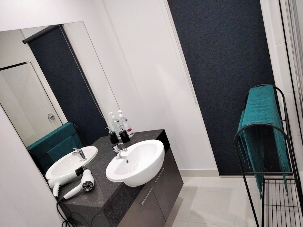 Modern & Cosey 4bedroom House Walk to Beach