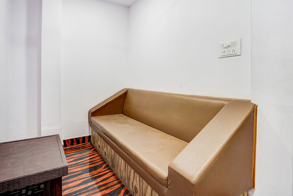 Fabhotel Triotel Inn