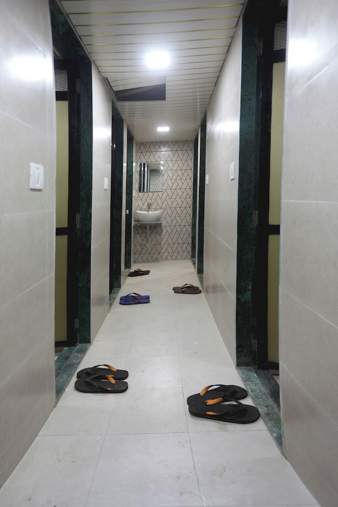 Mango Goregaon Hostel & PG