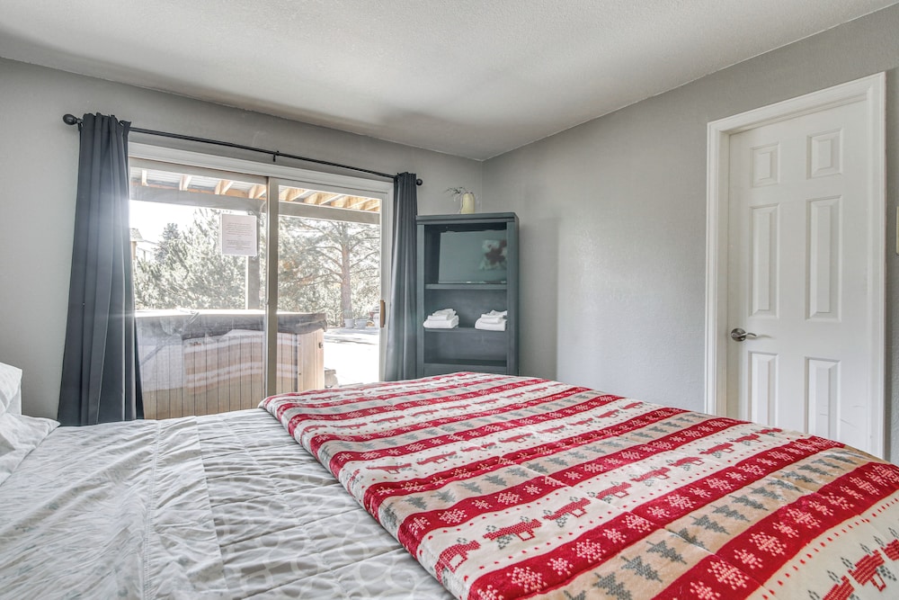 Private Hot Tub, 4 Mi to Usafa: Cozy Apartment!
