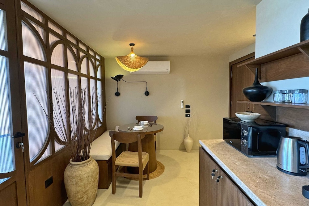 The 2 BDR Pyramids Vista w/ Bathtub