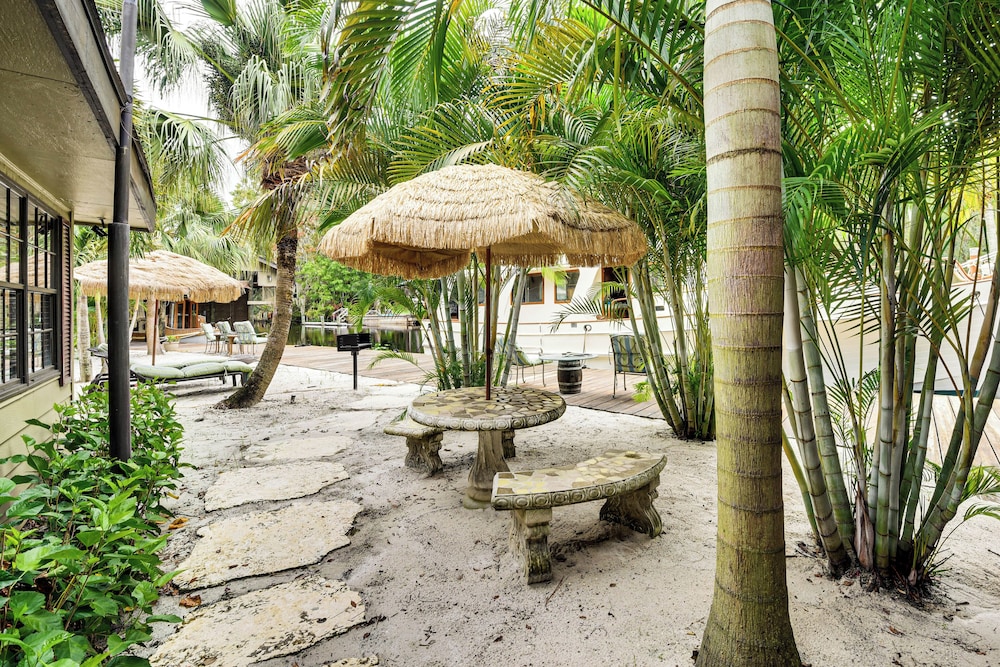 Sandy Shore & Multi-boat Dock! St Johns River Home