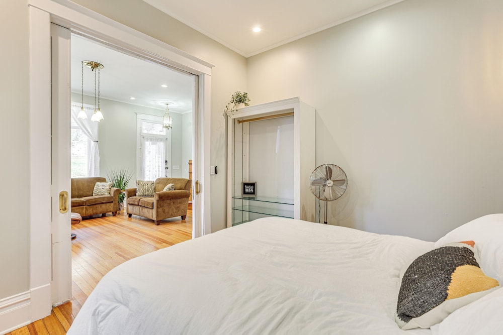 Walk Downtown: Inviting Historic Home in Dubuque!
