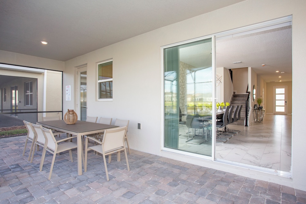 Fantastic Eight Bedrooms SF w Screened Pool at Storey Lake Resort 2887